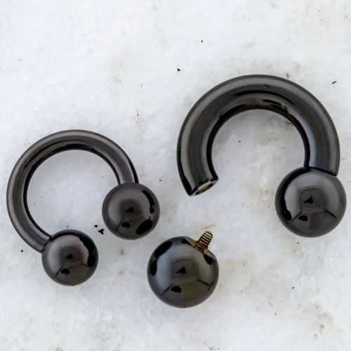 BLACK INTERNALLY THREADED HORSESHOES